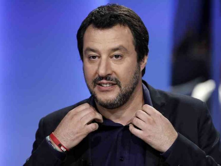 Salvini: sul censimento dei rom non mollo. E posta foto di casa abbattuta
