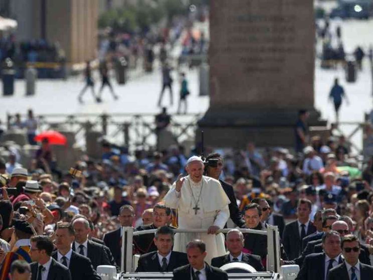 Il Papa: il mondo ha bisogno di cura, non di legalismo