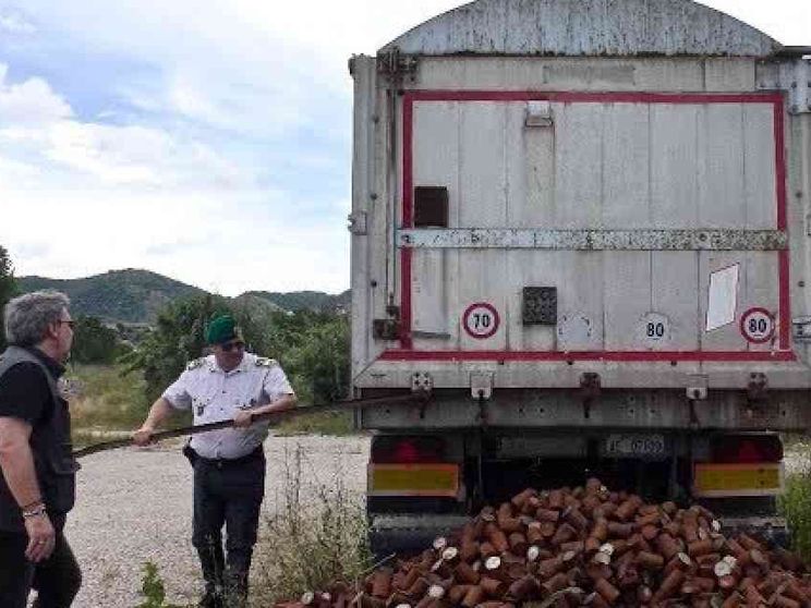 Sversavano rifiuti tossici nel sito già sequestrato e inquinato