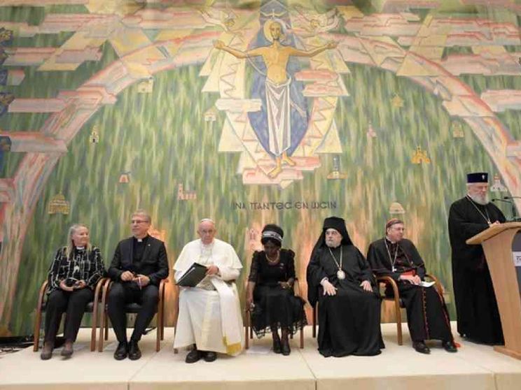 Il Papa a Ginevra: «Lasciamoci provocare dalle sfide del mondo»