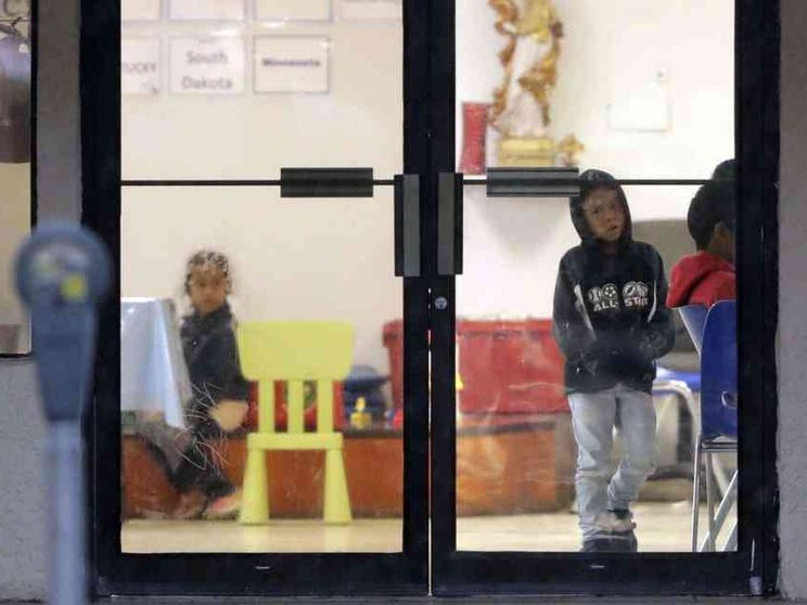 «Anche con Bush e Obama bambini migranti separati dai genitori». Ma è falso