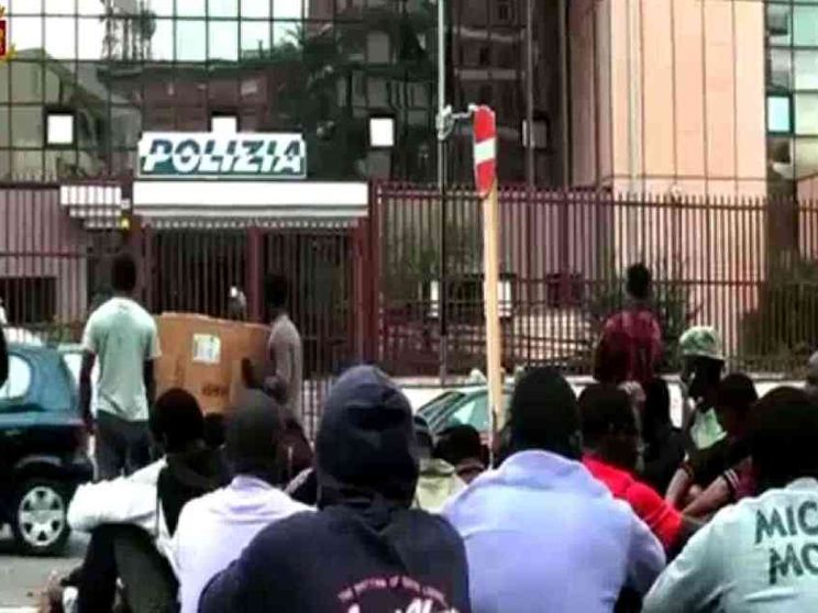 Migranti ridotti alla fame. La Procura: accoglienza barbarica