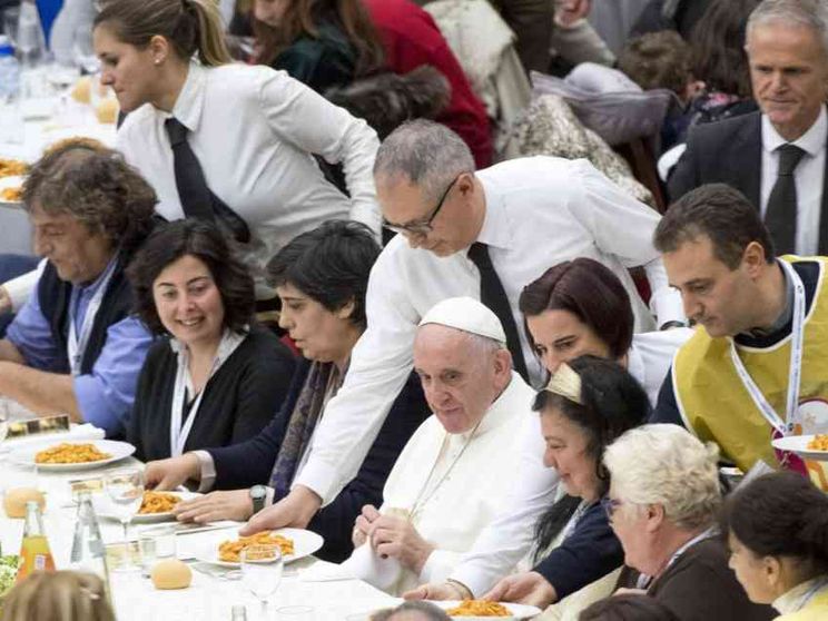 Domenica la raccolta per la carità del Papa. Anche Avvenire partecipa