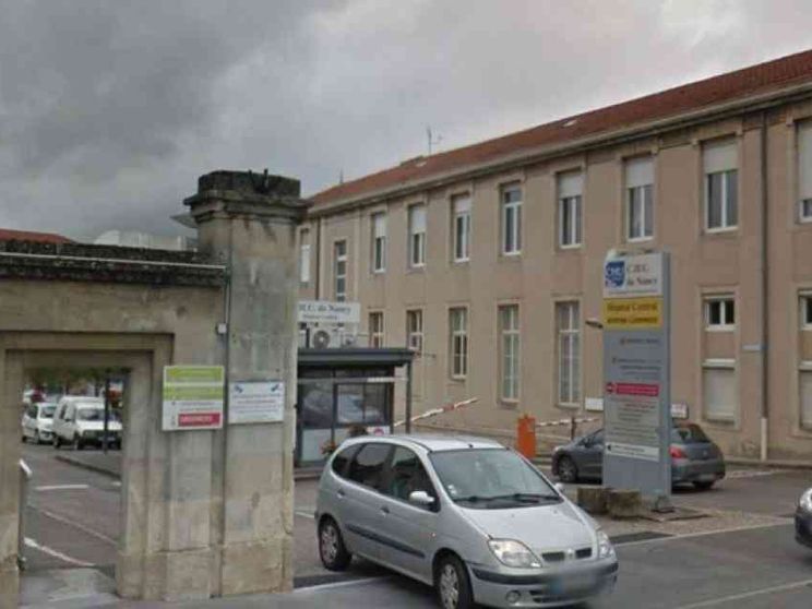 Francia, i medici «staccano la spina» alla 14enne Inès