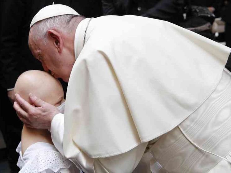 Il Papa: difendere tutta la vita contro il lavoro sporco della morte