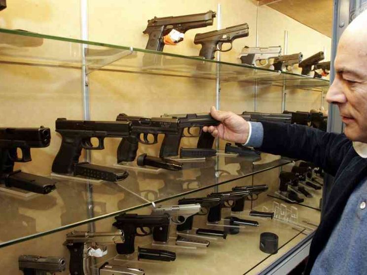 Calano i reati, aumenta l'insicurezza. E un italiano su 3 vuole armi più facili