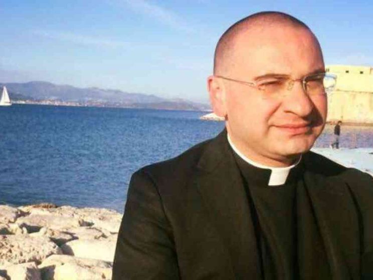 Il parroco ai camorristi: «Convertitevi». Ma le donne lo minacciano sui social