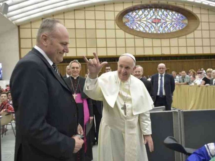 E Francesco usa il saluto rock