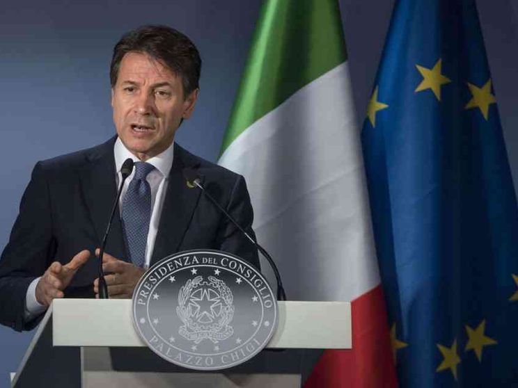 Raggiunto l'accordo a 28 sui migranti. Macron: in Francia nessun hotspot