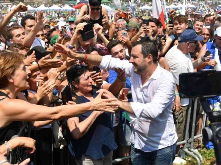 Salvini avvisa i Cinque Stelle: «Sulla chiusura dei porti decido io»