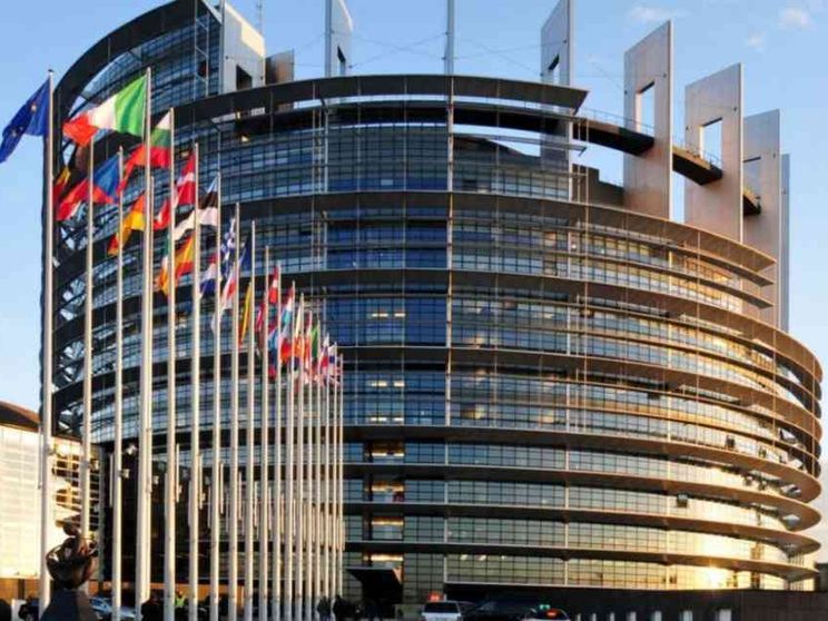 Il Parlamento Ue si spacca in due: voto rinviato a settembre