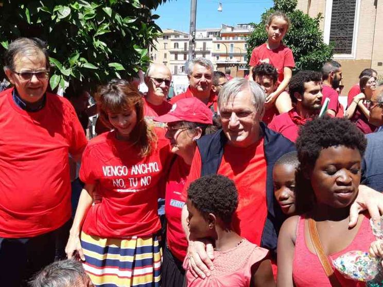 Magliette rosse dalle Alpi a Lampedusa «contro l'emorragia di umanità»