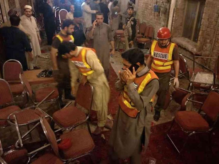 Kamikaze sedicenne si fa esplodere al comizio elettorale: 20 le vittime