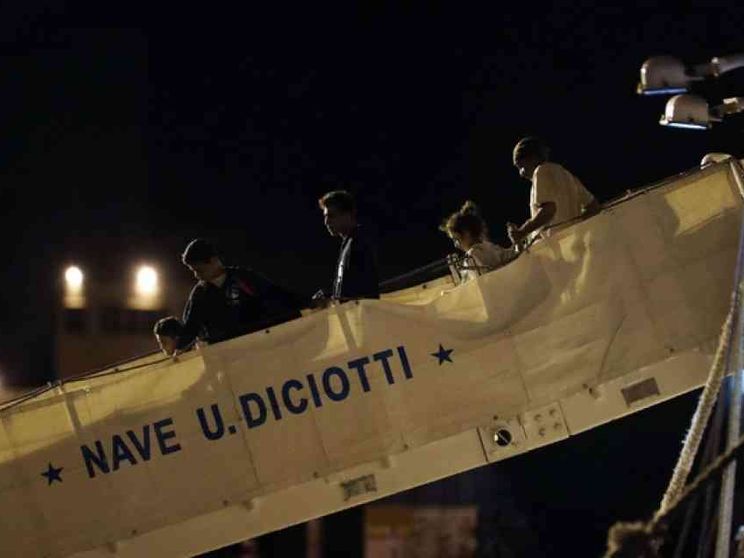 Nave Diciotti, interrogatori in corso. Di Maio: bene l'intervento del Colle