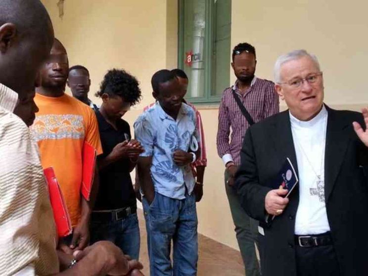 Ecco cosa fa la Chiesa italiana per i migranti