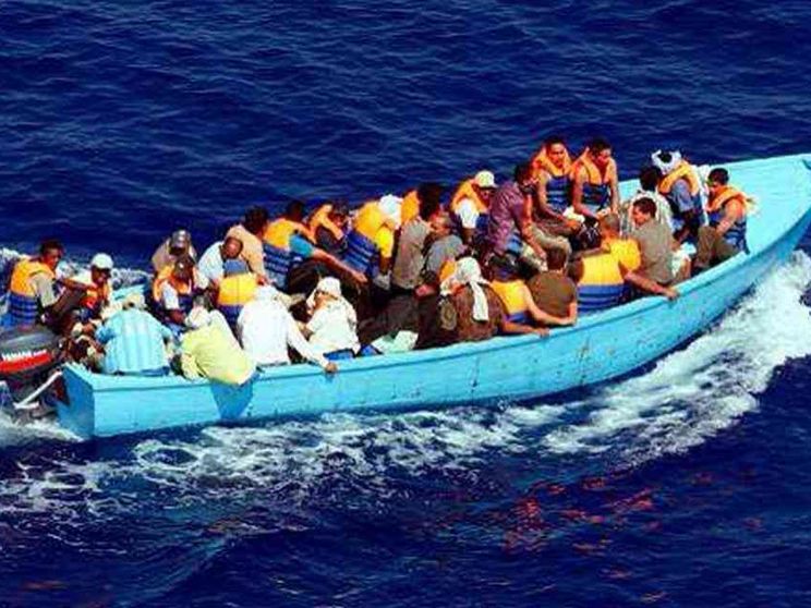 Altri 450 lasciati alla deriva. In mare tornano i barconi