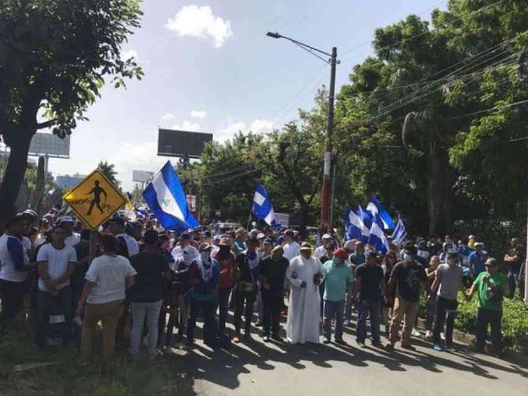 Nicaragua, studenti assediati dai paramilitari. I vescovi li salvano