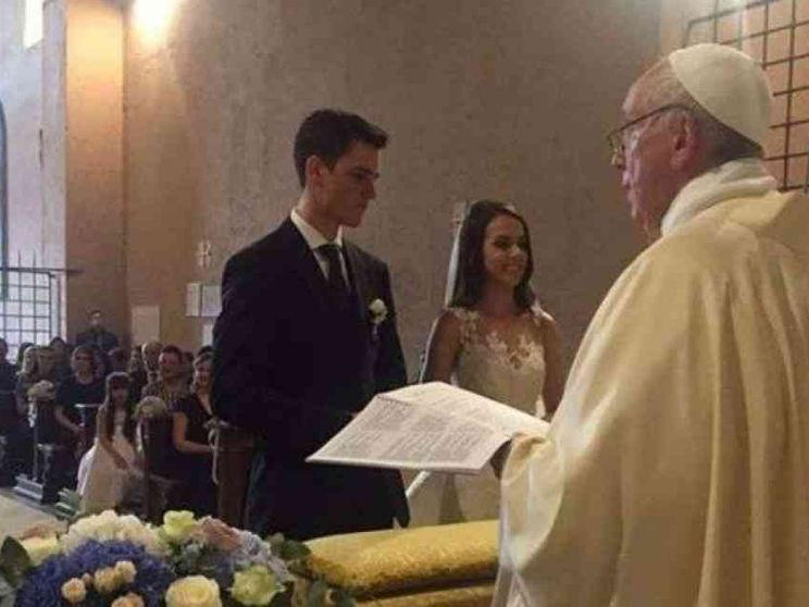 A sorpresa papa Francesco celebra le nozze di una guardia svizzera