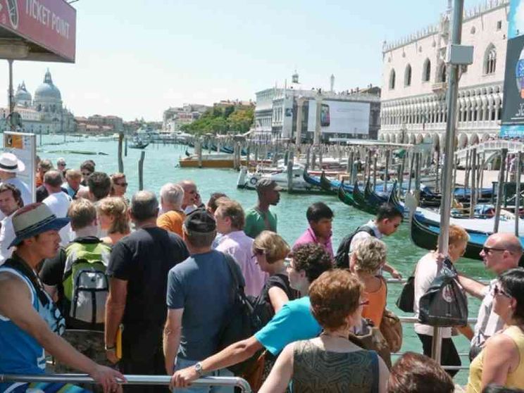 Una guida per salvarci dal turismo di insostenibile