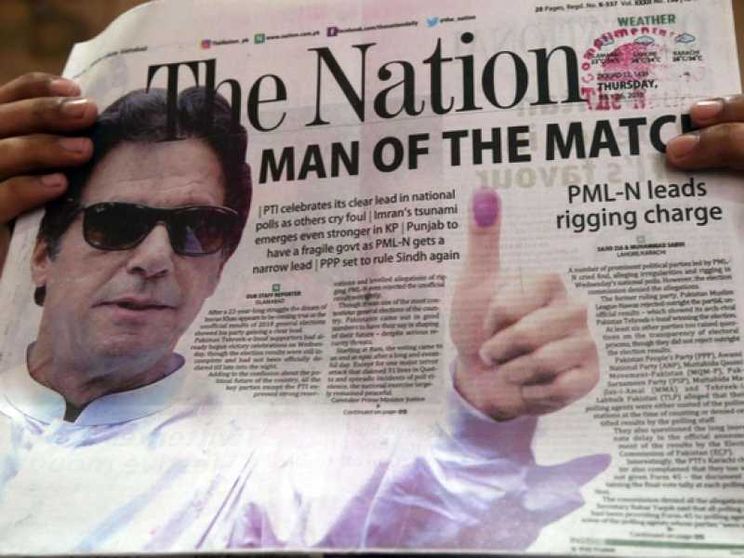 Pakistan nel caos dopo il voto: Khan è avanti, denunce di brogli
