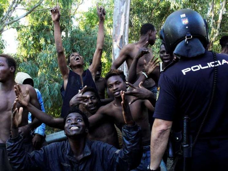Assalto alla recinzione, oltre 600 dal Marocco entrano a Ceuta in Spagna
