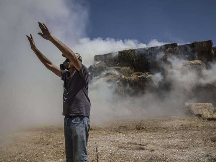 Gaza la crisi economica esplode: ambulante si dà fuoco