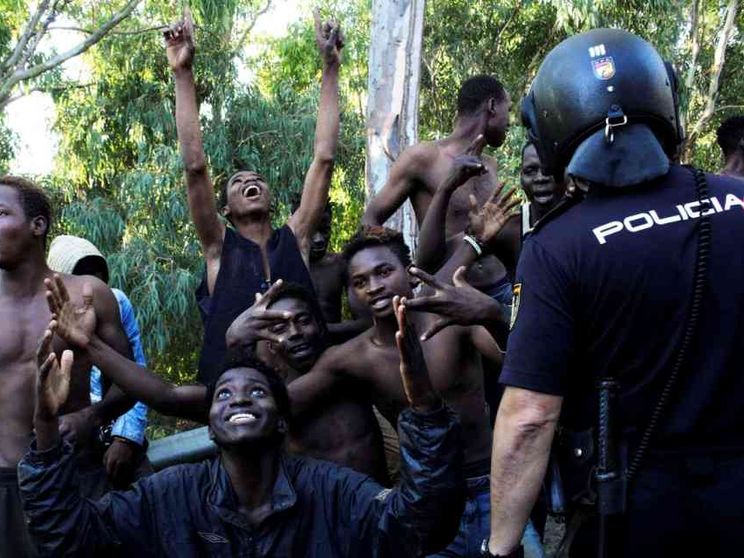 Assalto alla recinzione, oltre 600 dal Marocco entrano a Ceuta in Spagna