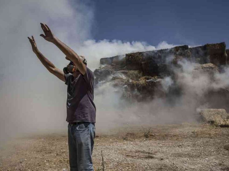 Gaza la crisi economica esplode: ambulante si dà fuoco