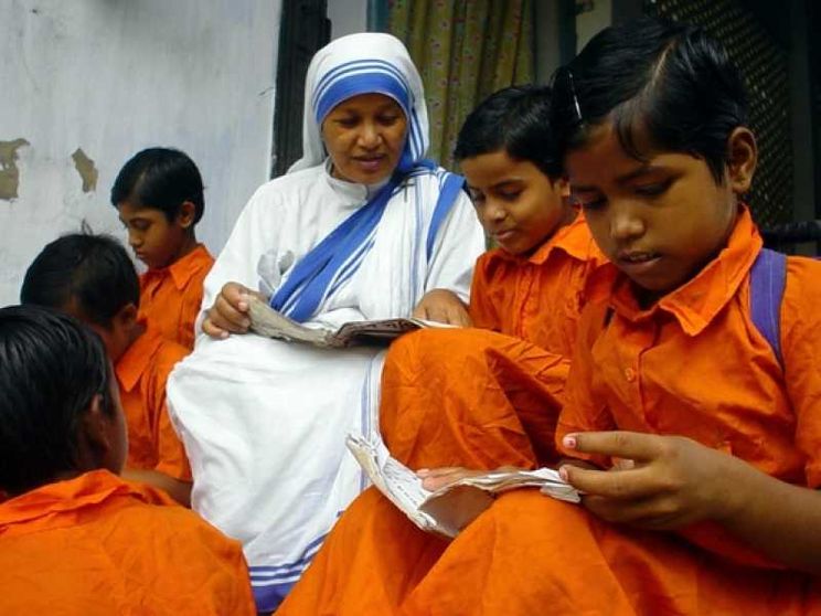 Suore di Madre Teresa sotto attacco: gonfiato il caso adozioni
