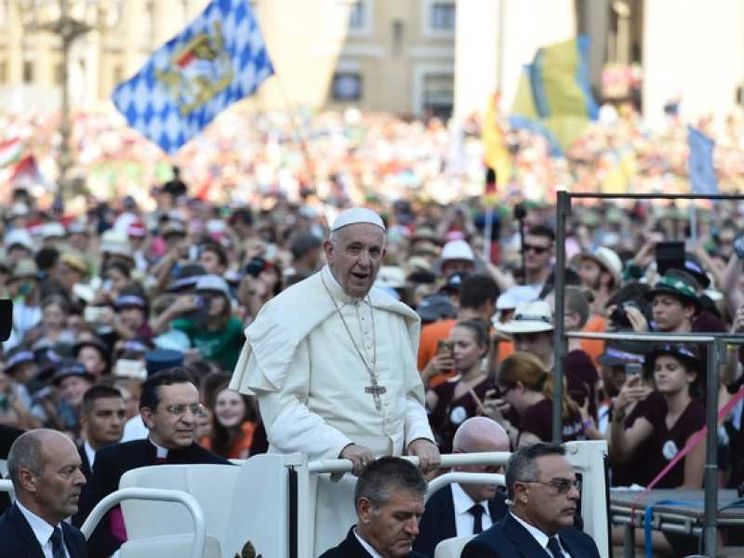 Papa Francesco ai chierichetti: «Chiedetevi: 'cosa farebbe Gesù al mio posto?'»