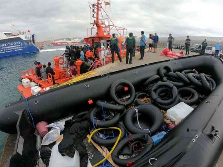 Nave italiana soccorre e riporta in Libia 108 profughi. È polemica