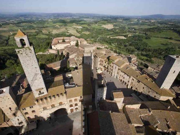 San Gimignano: cultura, vino e turisti mordi e fuggi
