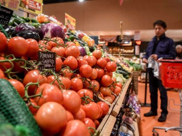 Le aste al ribasso dei supermercati che affamano lavoratori e aziende