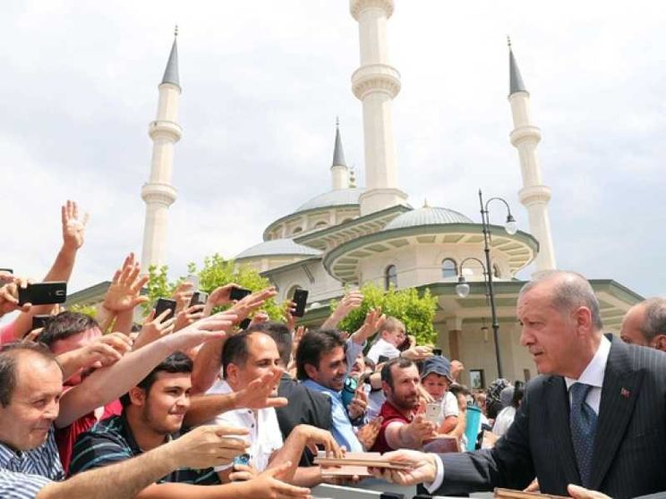 Lira e prezzi affondano la Turchia di Erdogan