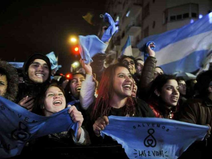 Il Senato boccia la legge sull'aborto
