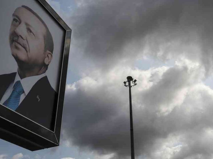 Capitali in fuga, la lira crolla, Borsa di Istanbul a picco