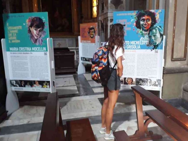 I giovani santi della porta accanto. Una mostra, segno per quest'anno