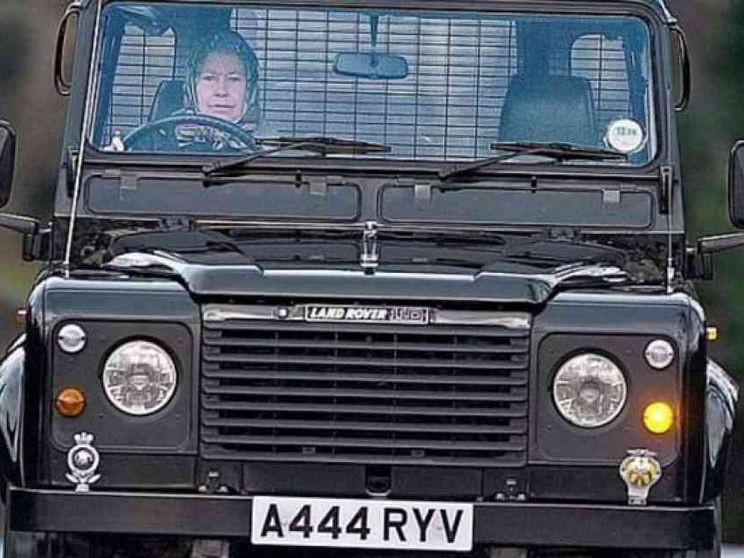 Torna il Defender, la Regina riavrà la sua auto