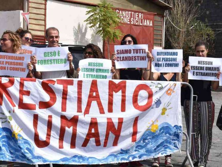 Migranti, Catania vuole restare umana. La Chiesa: fateli sbarcare
