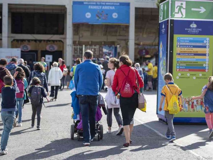 E la platea di Dublino ascolta attenta le parole del discusso padre Martin