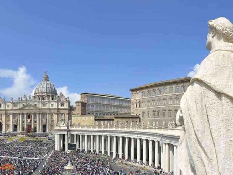 Viganò insiste contro il Papa, gli episcopati rispondono