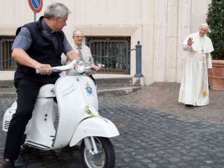 Donata al Papa una "Vespa" che sarà devoluta in beneficenza