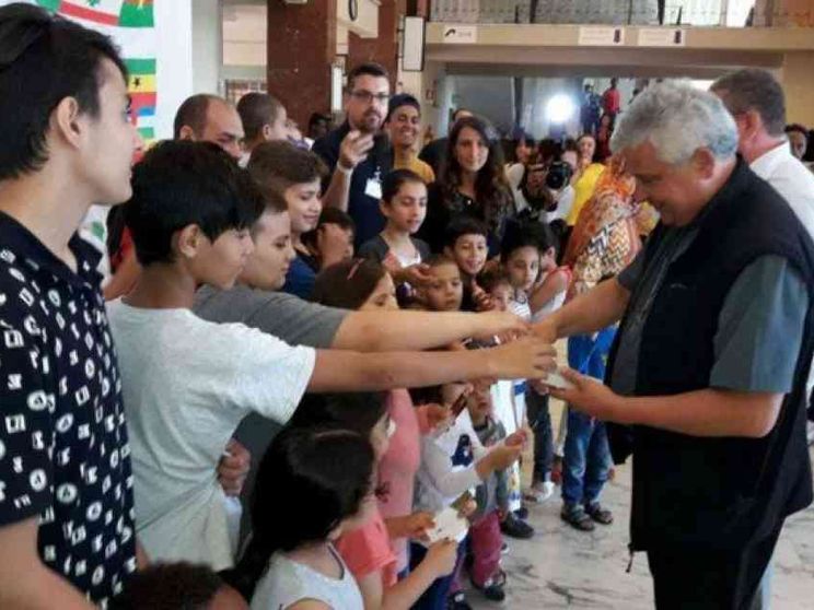 Francesco regala i gelati ai migranti e ai poveri di Roma