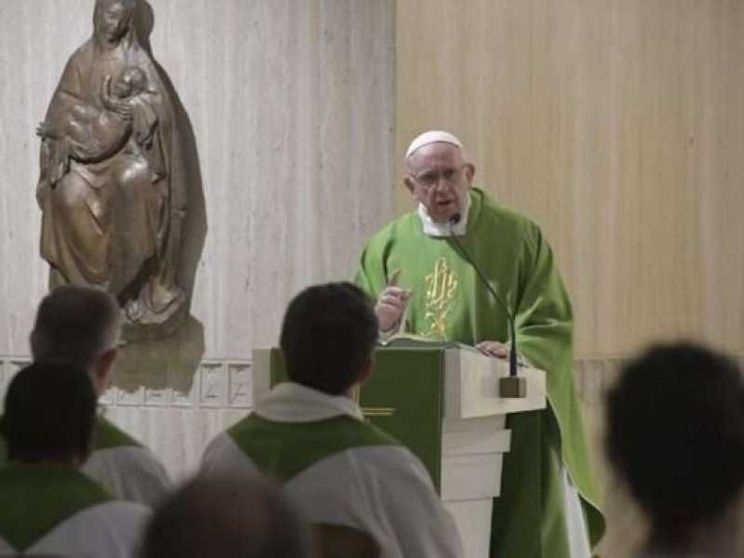Papa: «Riconoscersi peccatori e accusare se stessi, non gli altri»