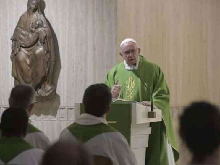 Papa: «Riconoscersi peccatori e accusare se stessi, non gli altri»