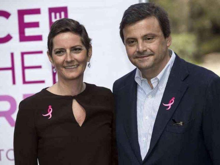 Calenda: scusate l'assenza, devo assistere mia moglie malata