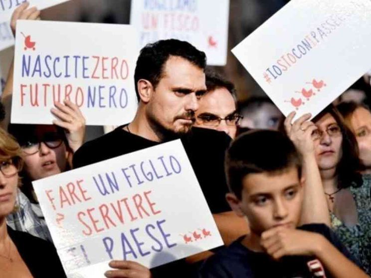 La proposta del Forum: «Via gli 80 euro per darli alle famiglie»