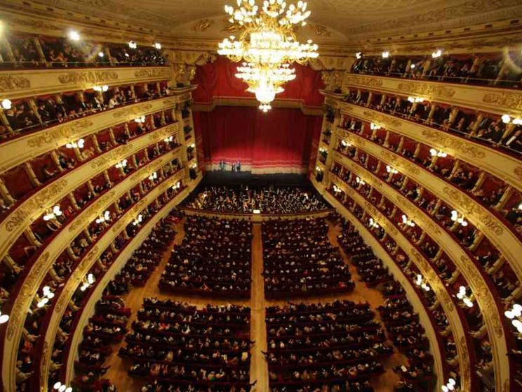 Loggionisti in rivolta: «Ci tolgono i biglietti per eliminare i fischi»