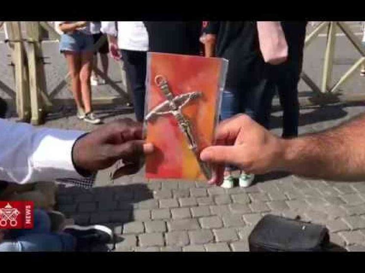 Papa dona migliaia di crocifissi ai fedeli, distribuiti da poveri e profughi