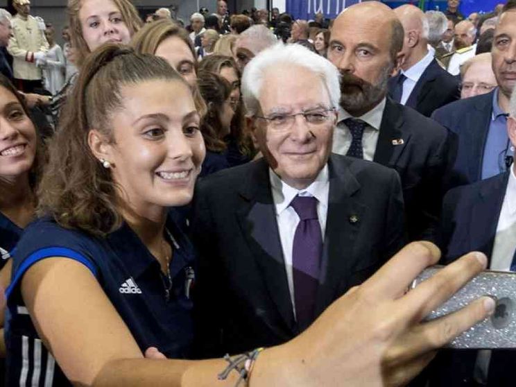 Mattarella: «Anche il genitore bullo è distruttivo per la scuola»